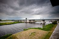 Dunkle Wolken über einer holländischen Deltalandschaft mit Brücke von Fotografiecor .nl Miniaturansicht