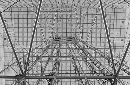 Lijnenspel in La Grande Arche de la Défense