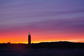 Vuurtoren op Texel bij kleurrijke zonsondergang van Elleke Schuiling-Wijma