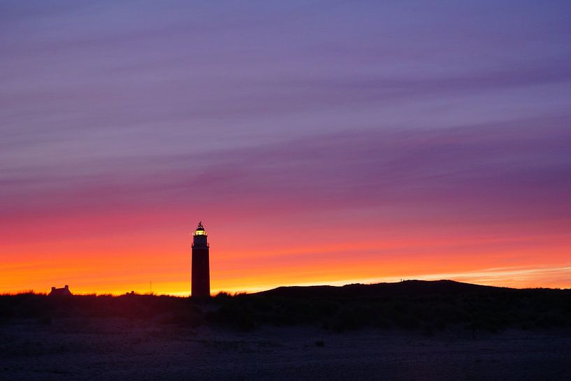 Leuchtturm von Texel bei farbenprächtigem Sonnenuntergang von Elleke Schuiling-Wijma