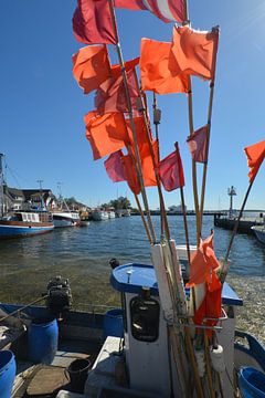 rote Fahnen am Fischerboot, Vitte, Hiddensee