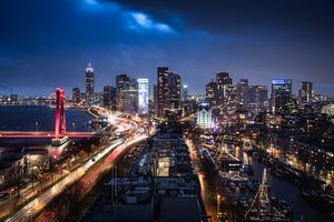 La ligne d'horizon de Rotterdam en soirée