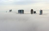 Mistige maandag | Rotterdam in de mist von Rob de Voogd / zzapback Miniaturansicht