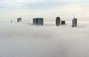 Nebliger Montag | Rotterdam im Hochnebel von Rob de Voogd / zzapback