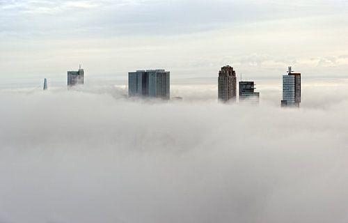 Lundi brumeux | Rotterdam dans le brouillard sur Rob de Voogd / zzapback