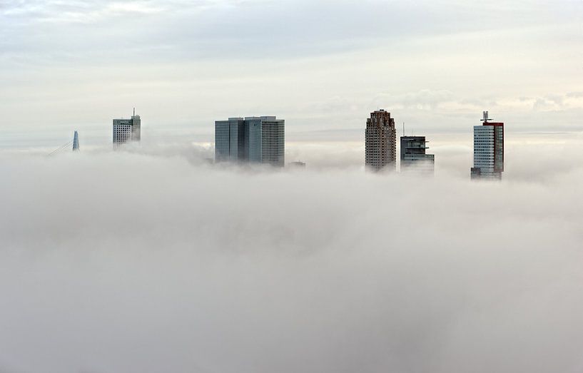 Mistige maandag | Rotterdam in de mist von Rob de Voogd / zzapback