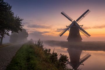 Die Crimson Mill/Phoenix bei Sonnenaufgang und einer Nebelschicht. von Marga Vroom