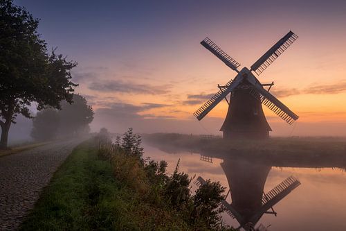 De Krimstermolen/Phoenix bij zonsopkomst en een laagje mist.