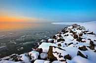 Bevroren Waddenzee tijdens zonsondergang van Peter Bolman thumbnail