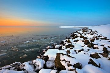 Bevroren Waddenzee tijdens zonsondergang van Peter Bolman
