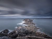 De Ruige kust van Bretagne tijdens een storm