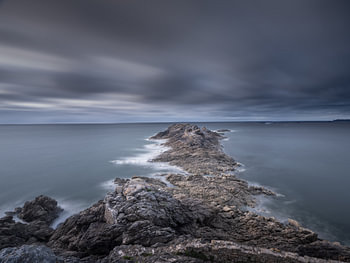 De Ruige kust van Bretagne tijdens een storm