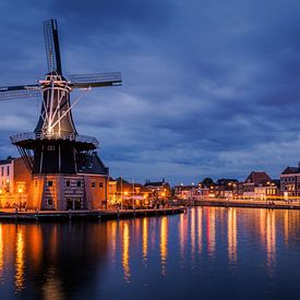 Windmühle de Adriaan in Haarlem während der blauen Stunde von Dick Portegies
