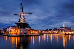 Molen de Adriaan in Haarlem tijdens blue hour van Dick Portegies