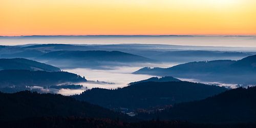 Blick vom Feldberg über den Schwarzwald im Herbst
