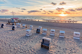 Strandkörbe am Strand von Westerland auf Sylt an der Nordsee von Werner Dieterich