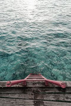 Orangefarbene Treppe im Meer