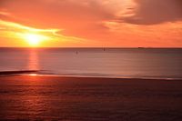 Idyllische zonsondergang aan de Noordzee