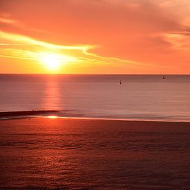 Coucher de soleil idyllique sur la mer du Nord sur Philipp Klassen