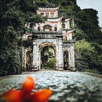 Poort naar de Bich Dong pagode in Ninh Binh, Vietnam