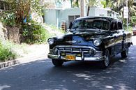 Cubaanse auto met kenteken BDL 575 in het straatbeeld (kleur) van Jan van den Broek 2BHAPPY4EVER thumbnail