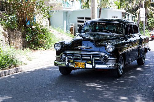 Cubaanse auto met kenteken BDL 575 in het straatbeeld (kleur)