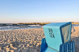 Strandkorb und Möwen am Norstrand in Göhren auf Rügen von GH Foto & Artdesign