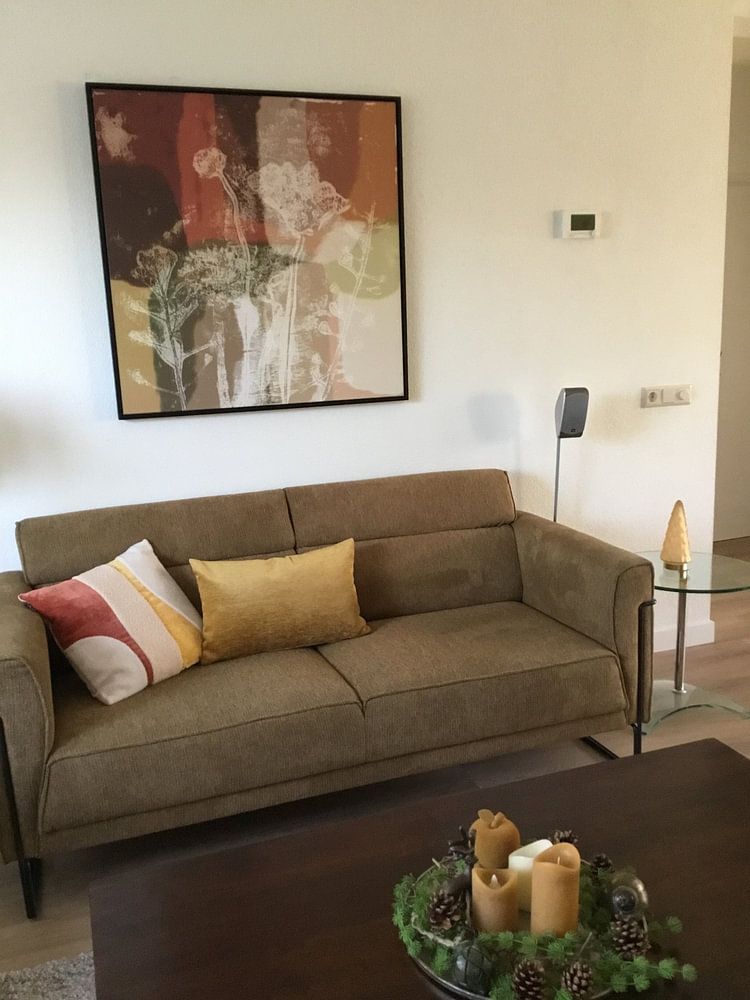 Abstrakte botanische Kunst. Blumen und Pflanzen in warmen Erdtönen von Dina Dankers