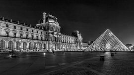 Schwarz-Weiß: Pyramide des Louvre-Museums von Rene Siebring