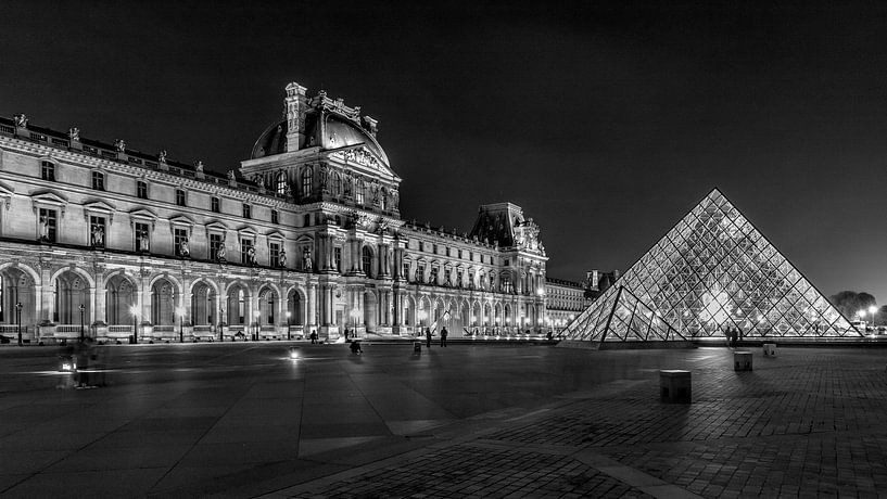 Zwart-Wit: Piramide van het Louvre museum van Rene Siebring