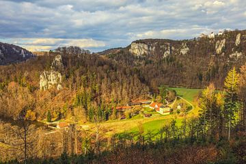 Uitzicht op de Donauvallei met kasteel Wildenstein en de Mauruskapel - Natuurpark Boven-Donau van BlattArt - Christine Horn
