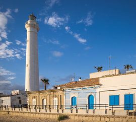 Die goldene Stunde in Punta Secca: Leuchtturm und farbenfrohe Architektur, von PhotoCluster