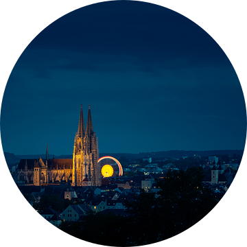 Skyline van de UNESCO-wereldcultuurerfgoedstad Regensburg met het Oktoberfest-rad bij nacht van Robert Ruidl