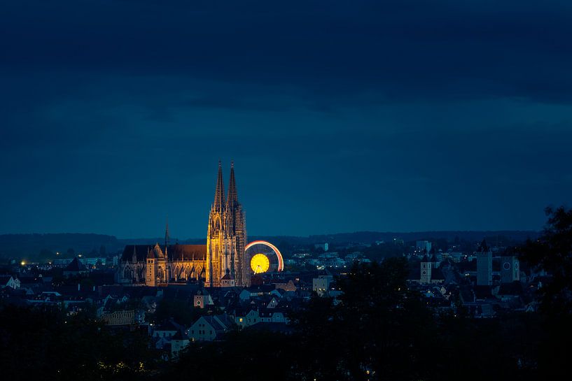 Vue d'ensemble de Ratisbonne illuminée la nuit par la grande roue de l'Oktoberfest sur la Ernst-Reut par Robert Ruidl