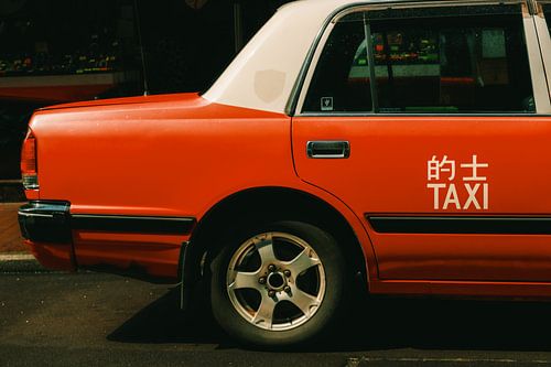 Ikone der Metropole: Rotes Taxi in Hongkong