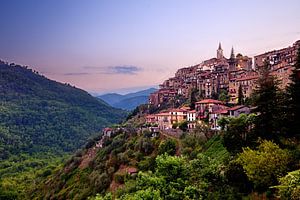 Bergdorp in Italie Apricale van John Leeninga