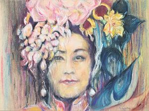 Chinesisches Mädchen mit rosa Blumen im Haar.