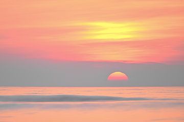 Zonsondergang aan Zee van Caroline Guerain