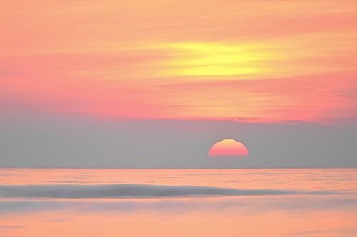 Zonsondergang aan Zee van Caroline Guerain