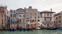 Oude paleizen en gondolas  in centrum van Venetie, Italie