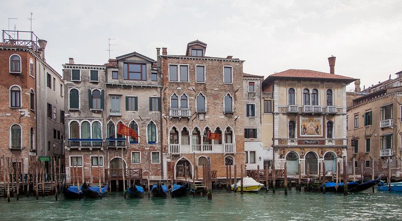 Anciens palais et gondoles dans le centre de Venise, en Italie. par Joost Adriaanse