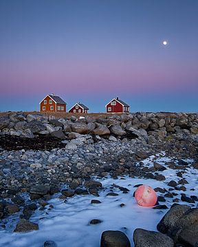 Gezellige hutten op een koude, koude dag, Godøy, Noorwegen van qtx