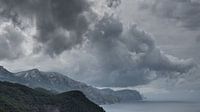 Küste mit dramatischem Wetter