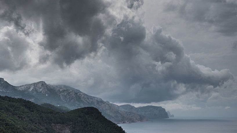 Küste mit dramatischem Wetter by Jürgen Hüls