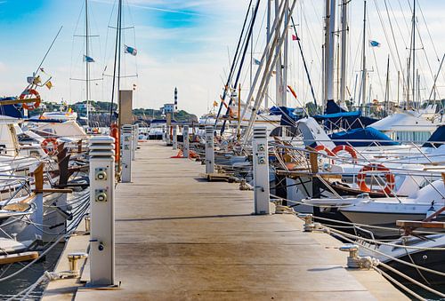 Pier in de haven van Portocolom met zicht op de vuurtoren op Mallorca