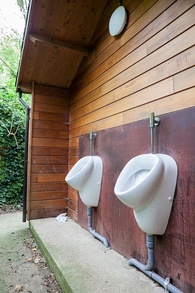 Urinoirs dans les toilettes pour hommes par Marcel Derweduwen
