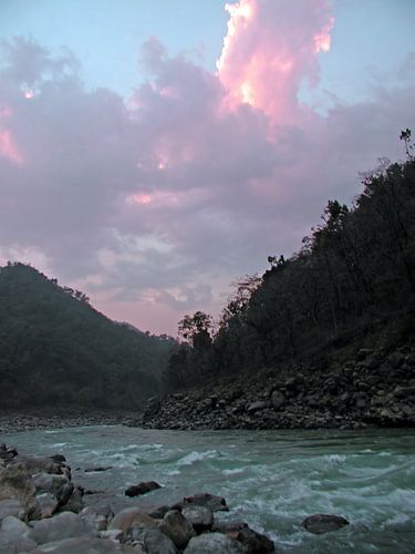 De rivier de Ganges bij zonsondergang in India