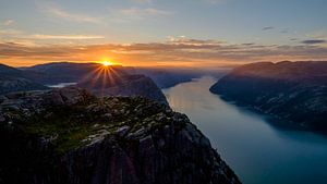 Zonsopgang op de Preikestolen, Noorwegen. van Koos de Wit