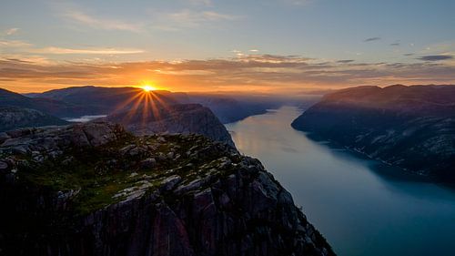 Lever de soleil au Preikestolen, Lysefjorden, Norvège.