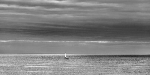 Zeilbootje op de oceaan aan de kust van Lanzarote.